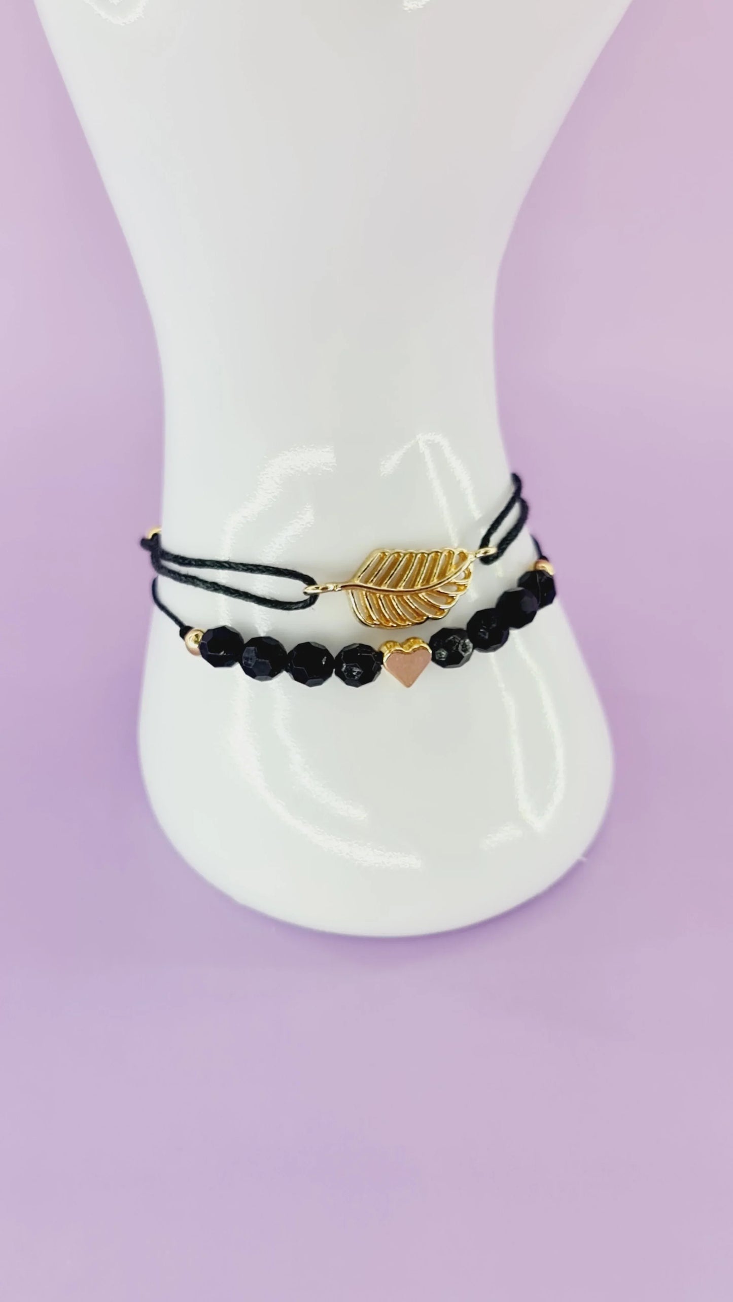 Bracelet femme noir et doré feuille et perles, bijou tendance 974 Réunion sur fond violet