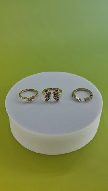 Bagues dorées avec strass, présentation élégante sur fond vert, 974 Réunion