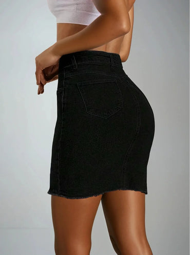 Jupe en jean noir femme, taille haute, mode 974 Réunion, style tendance été.