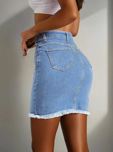 Femme portant une jupe en jean courte tendance, taille haute, finition effilochée, 974 Réunion