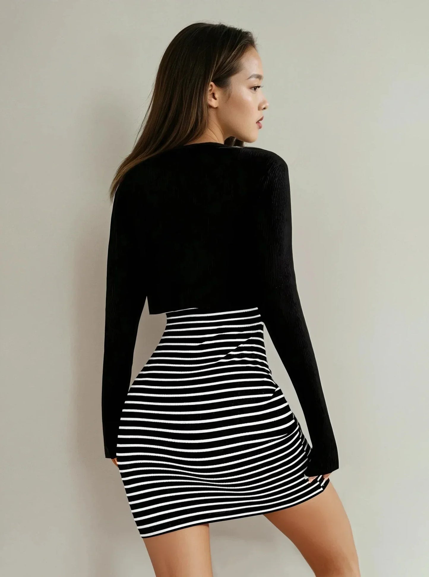 Femme avec jupe courte rayée noire et blanche, haut noir, mode tendance 974 Réunion.
