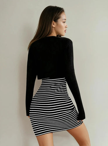 Femme avec jupe courte rayée noire et blanche, haut noir, mode tendance 974 Réunion.
