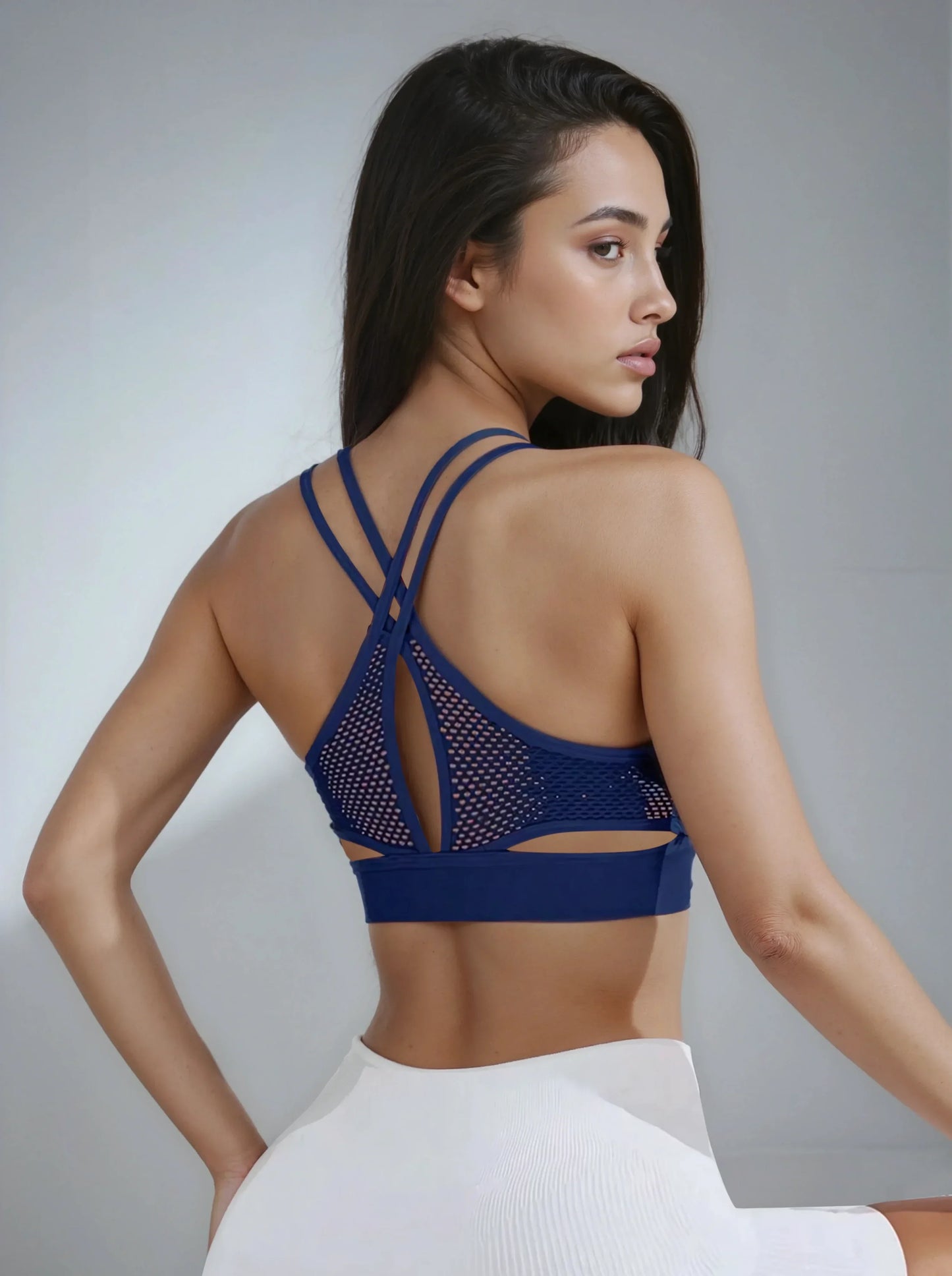 Femme de dos, brassière de sport bleu marine à bretelles croisées pour fitness 974 Réunion