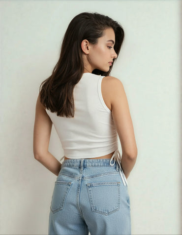 Femme de dos portant un débardeur blanc et un jean bleu tendance, 974 Reunion