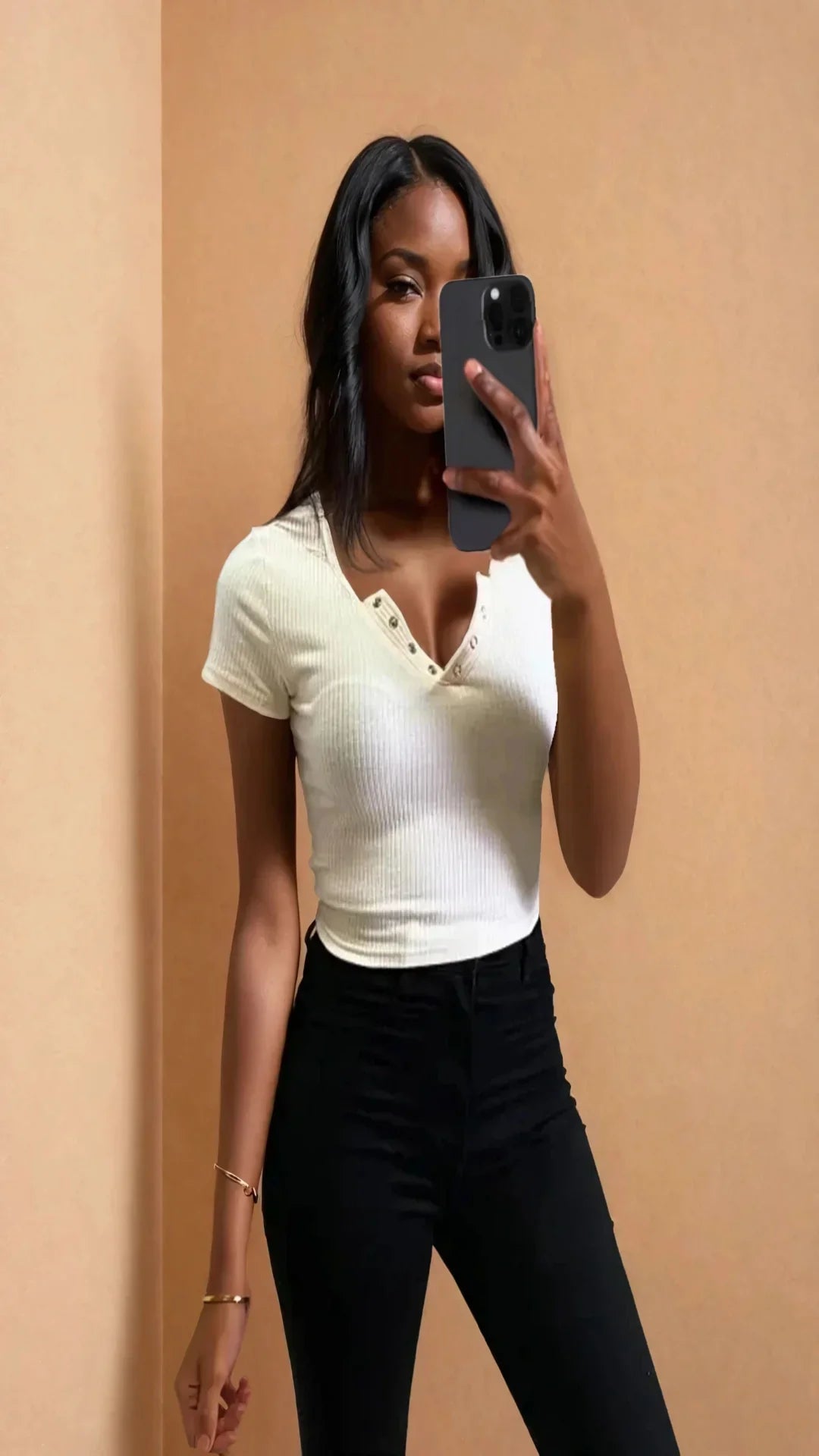 Femme portant un top court blanc tendance, selfie mode, 974 Réunion