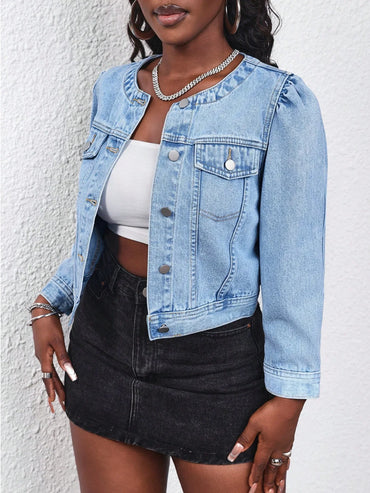 Femme portant une veste en jean tendance 974 Réunion, jupe noire, look mode casual