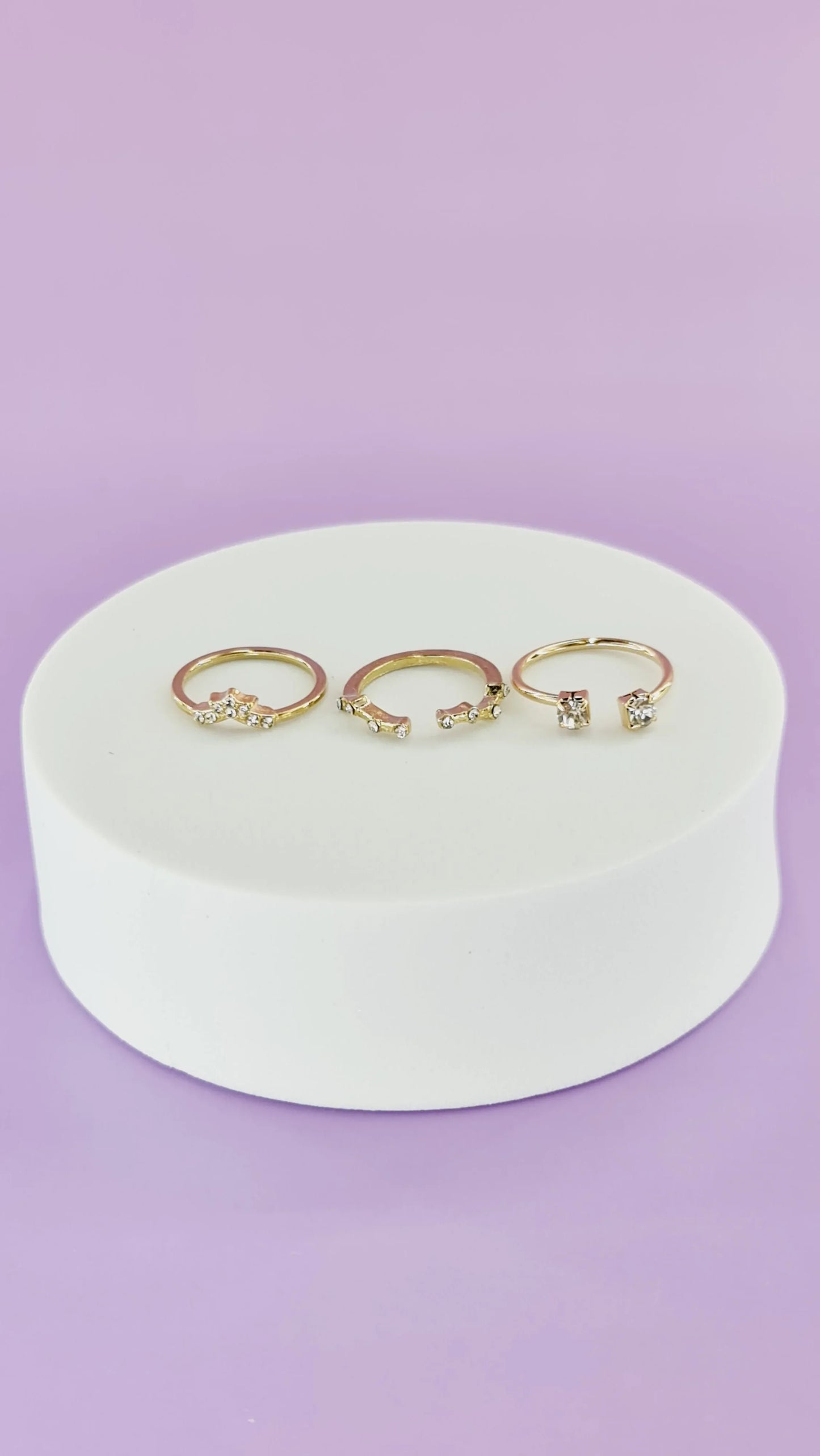 Bagues dorées avec strass exposées sur présentoir, bijoux femme 974 Réunion