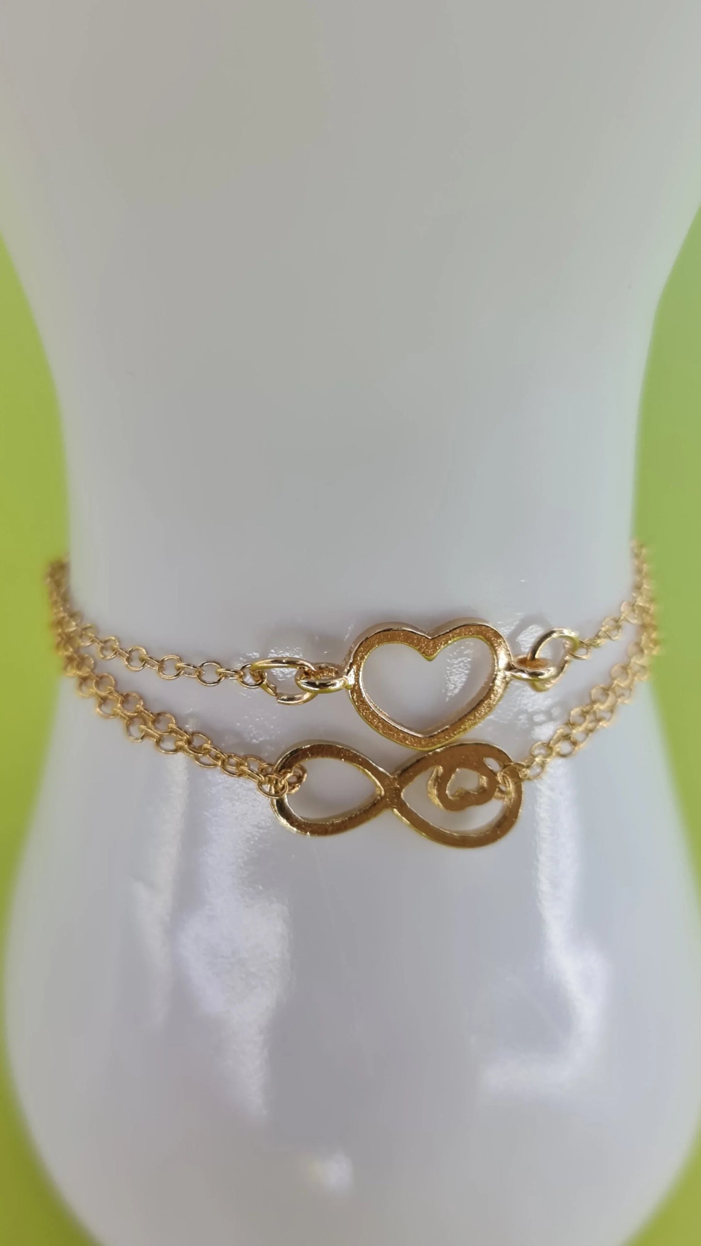 Bracelet double chaîne dorée avec pendentifs cœur et infini, bijou femme 974 Réunion