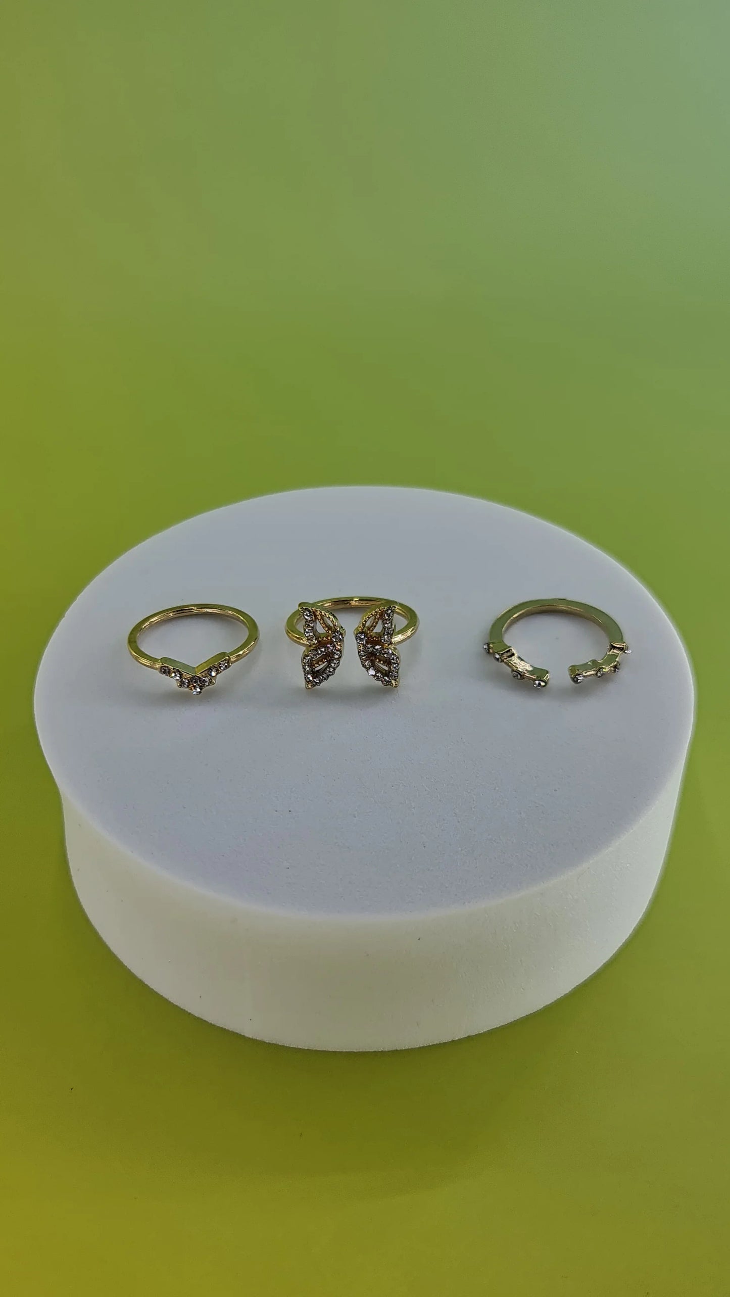 Bagues dorées avec strass, présentation élégante sur fond vert, 974 Réunion