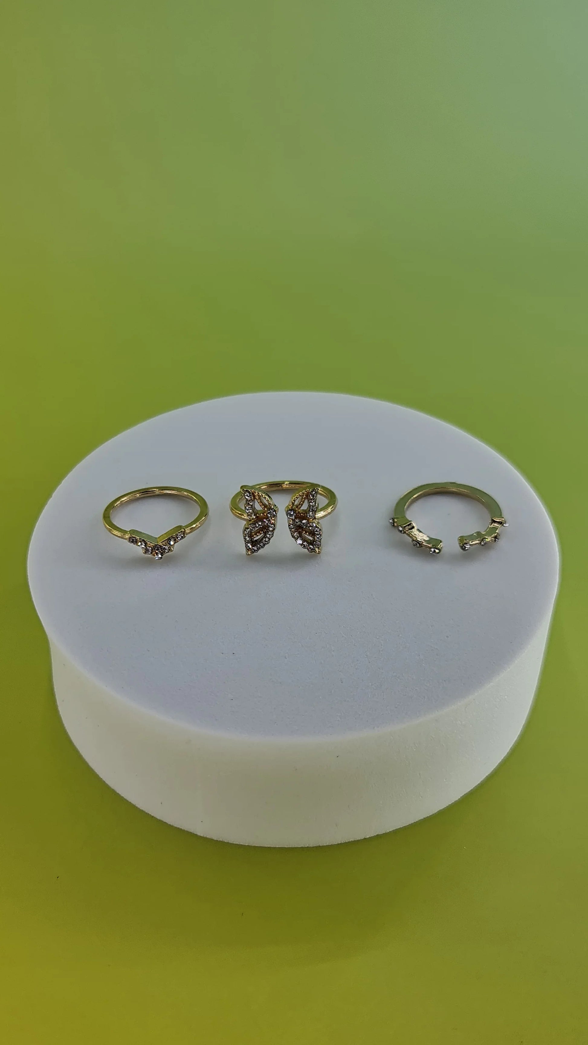 Bagues dorées avec strass, présentation élégante sur fond vert, 974 Réunion