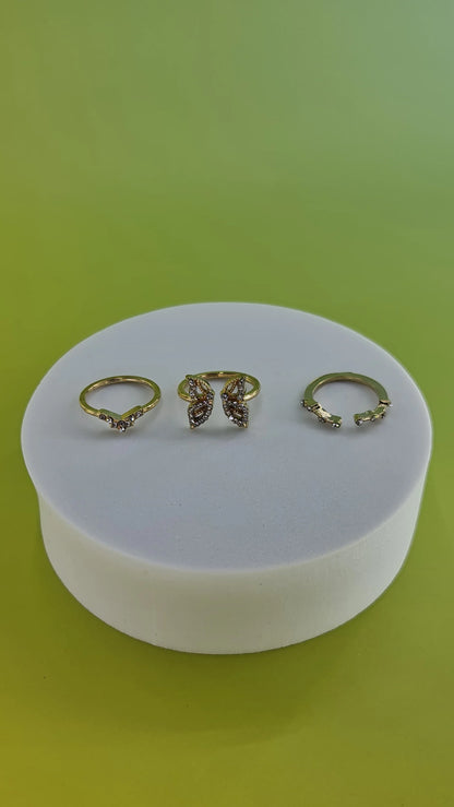 Bagues dorées avec strass, présentation élégante sur fond vert, 974 Réunion