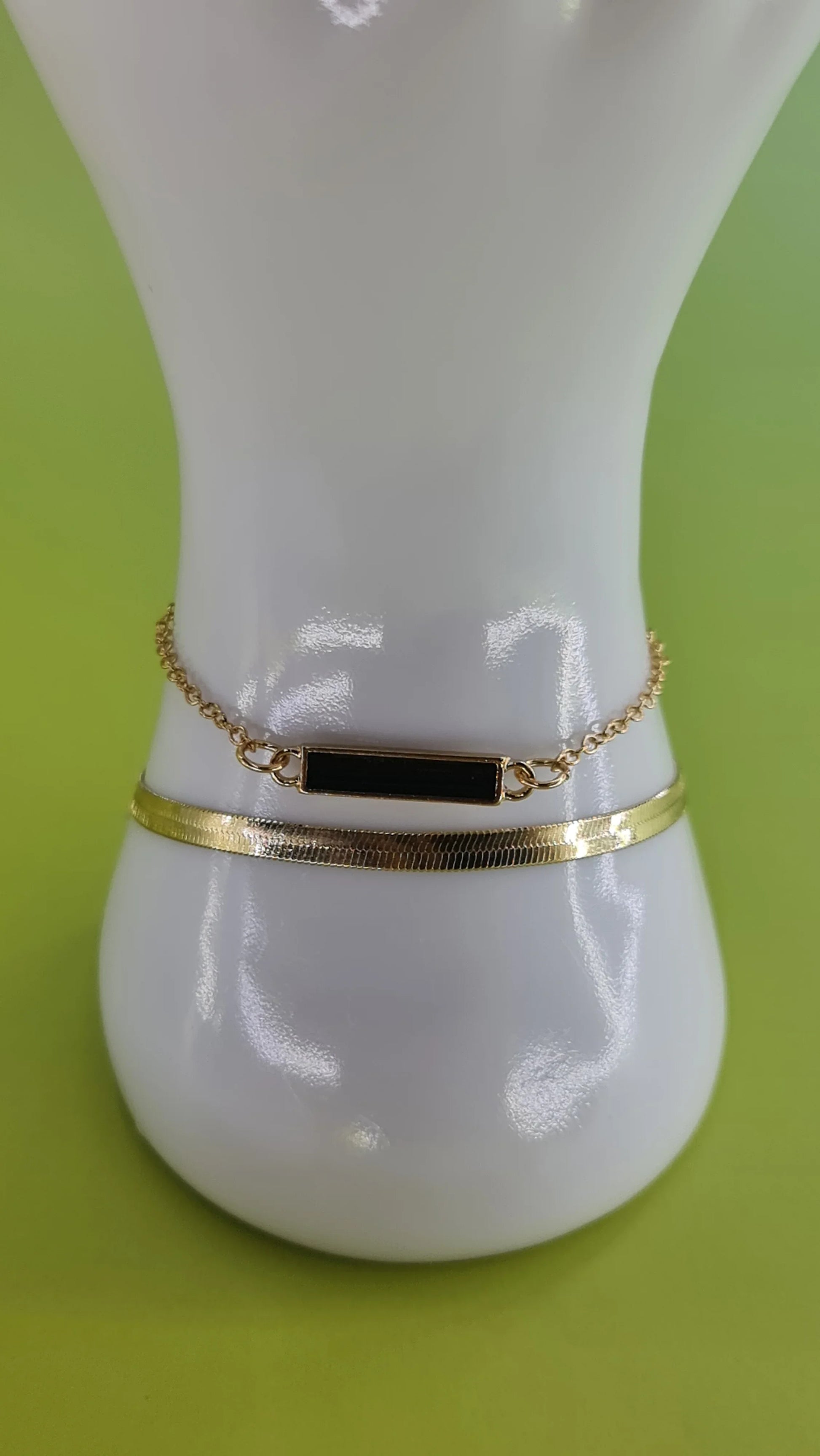 Bracelet doré femme avec rectangle noir, bijou tendance 974 Réunion sur fond vert