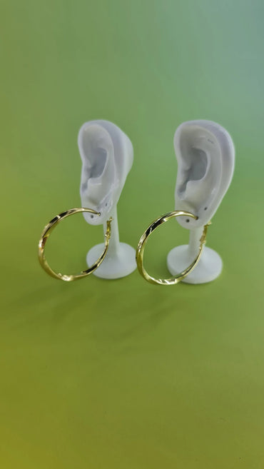 Créoles dorées mode femme, présentation sur support oreilles, fond vert, 974 Réunion