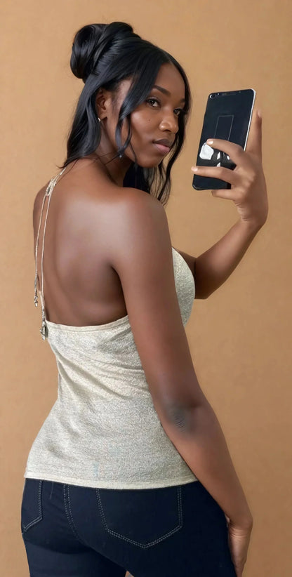 Femme portant un haut beige dos nu brillant, selfie, mode tendance 974 Reunion