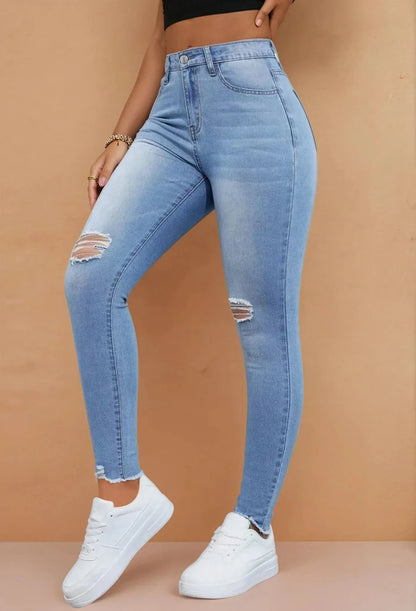 Jean moulant femme déchiré bleu clair tendance 974 La Réunion, mode décontractée