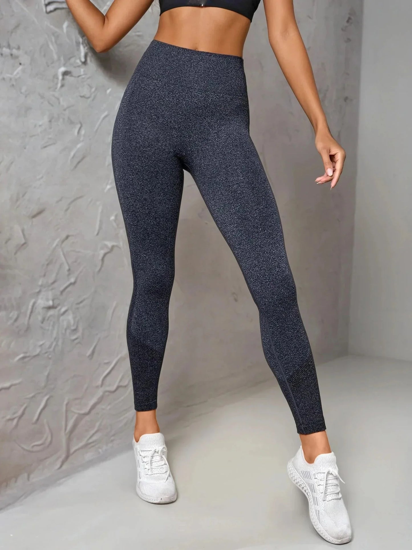 Femme portant un legging fitness gris foncé, 974 reunion, vêtements sport tendance