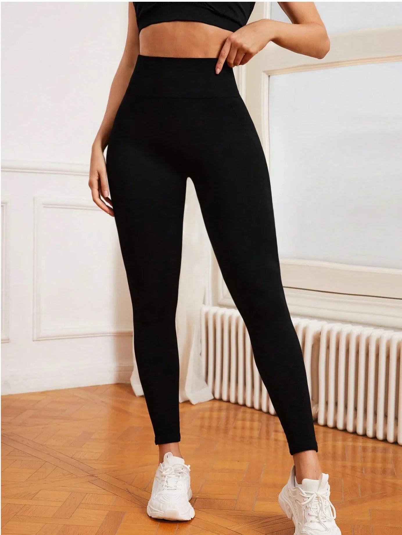 Legging noir femme taille haute, mode fitness 974 Reunion, intérieur moderne