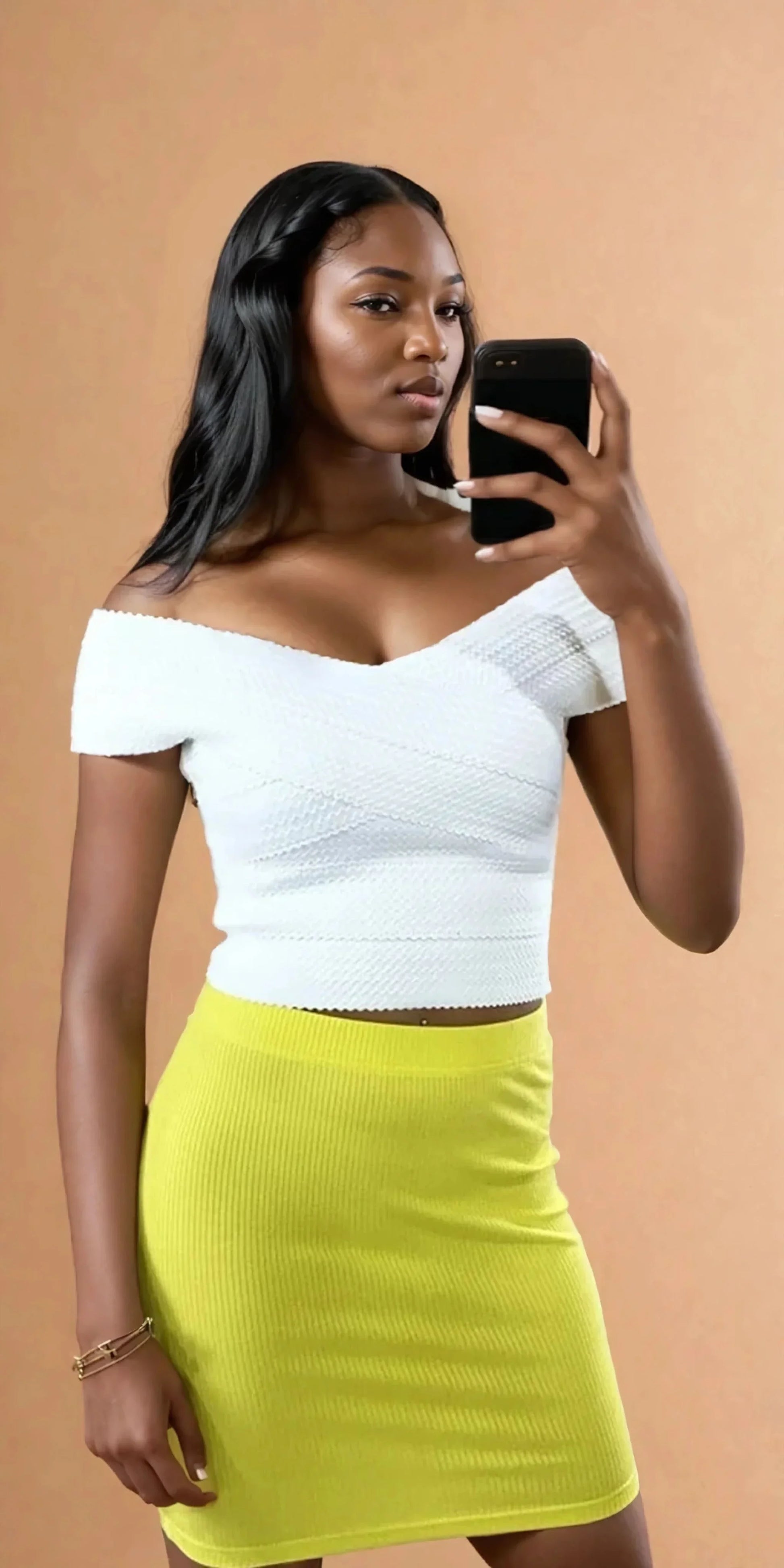 Femme portant une mini-jupe côtelée jaune et un top blanc, mode tendance 974 Réunion