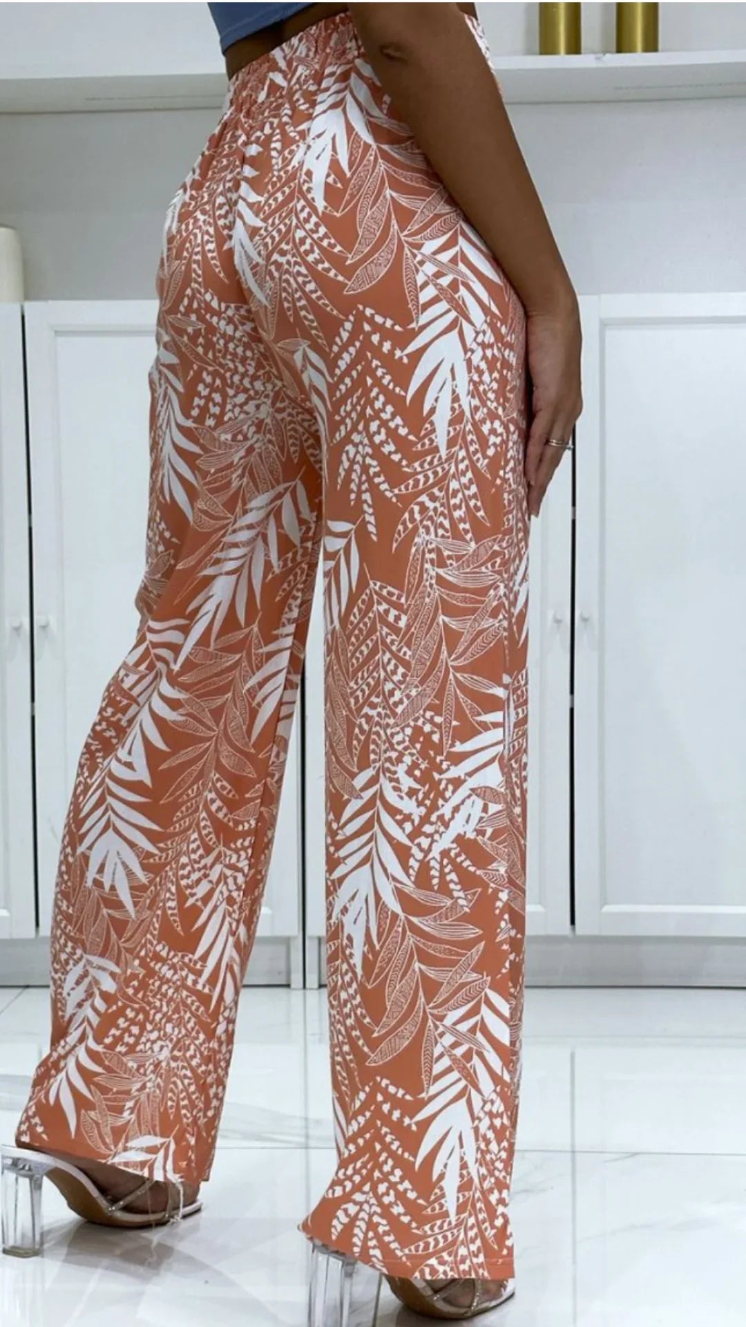 Pantalon palazzo corail à motif feuillage blanc, femme, style 974 Réunion, intérieur moderne