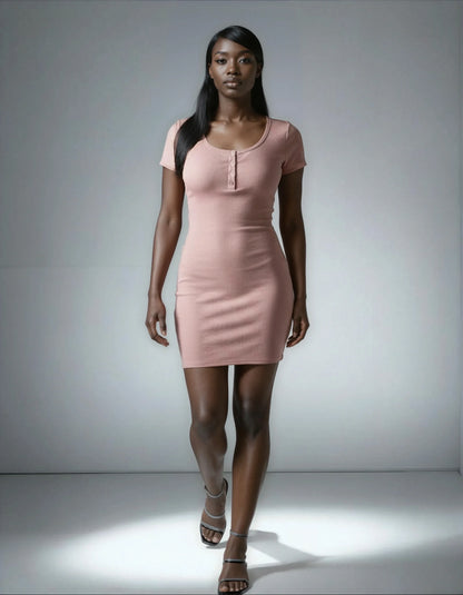 Femme portant une robe courte côtelée rose, tendance et élégante, 974 Réunion