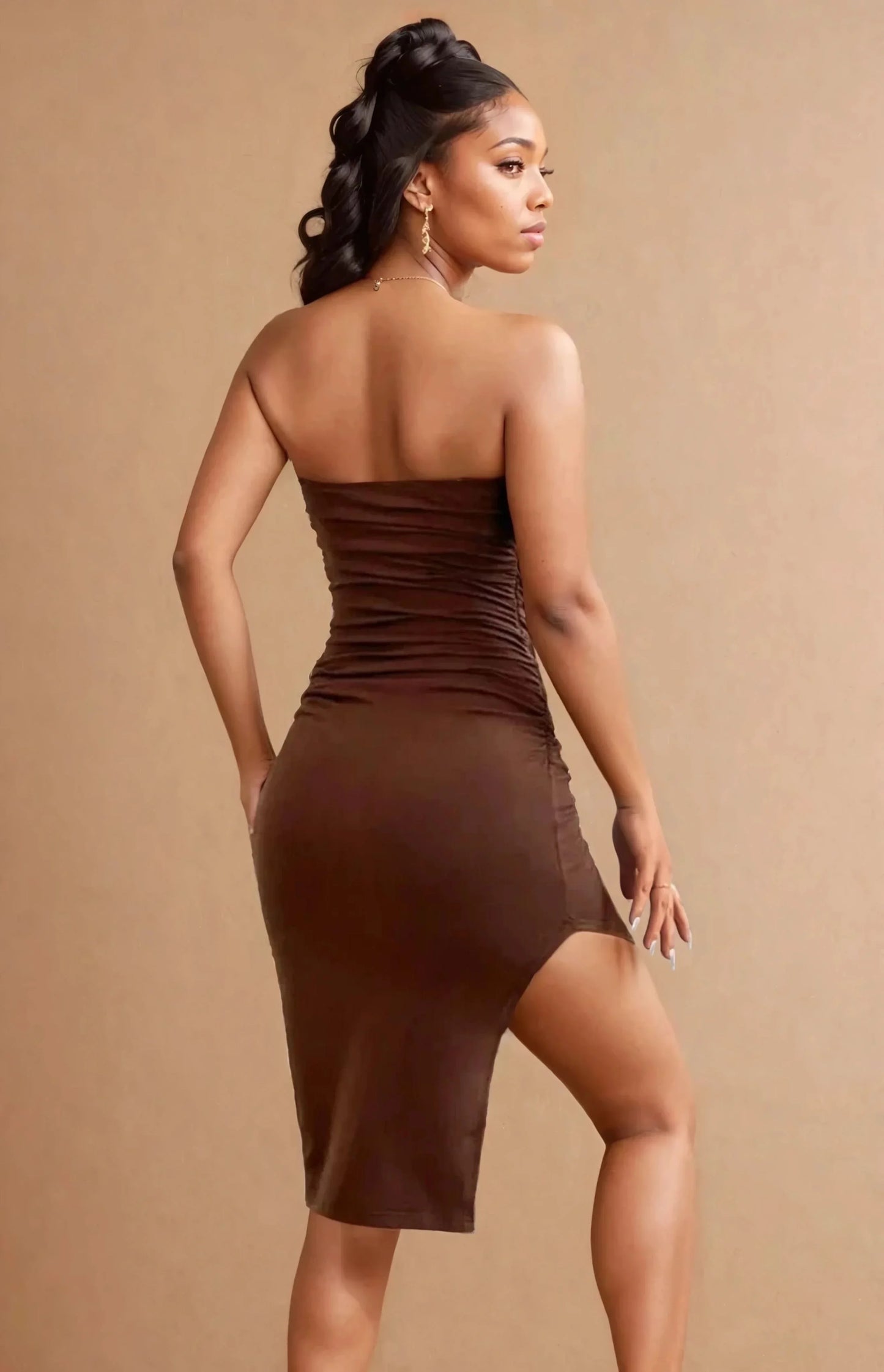 Femme portant une robe moulante marron sans bretelles, mode 974 Réunion tendance.