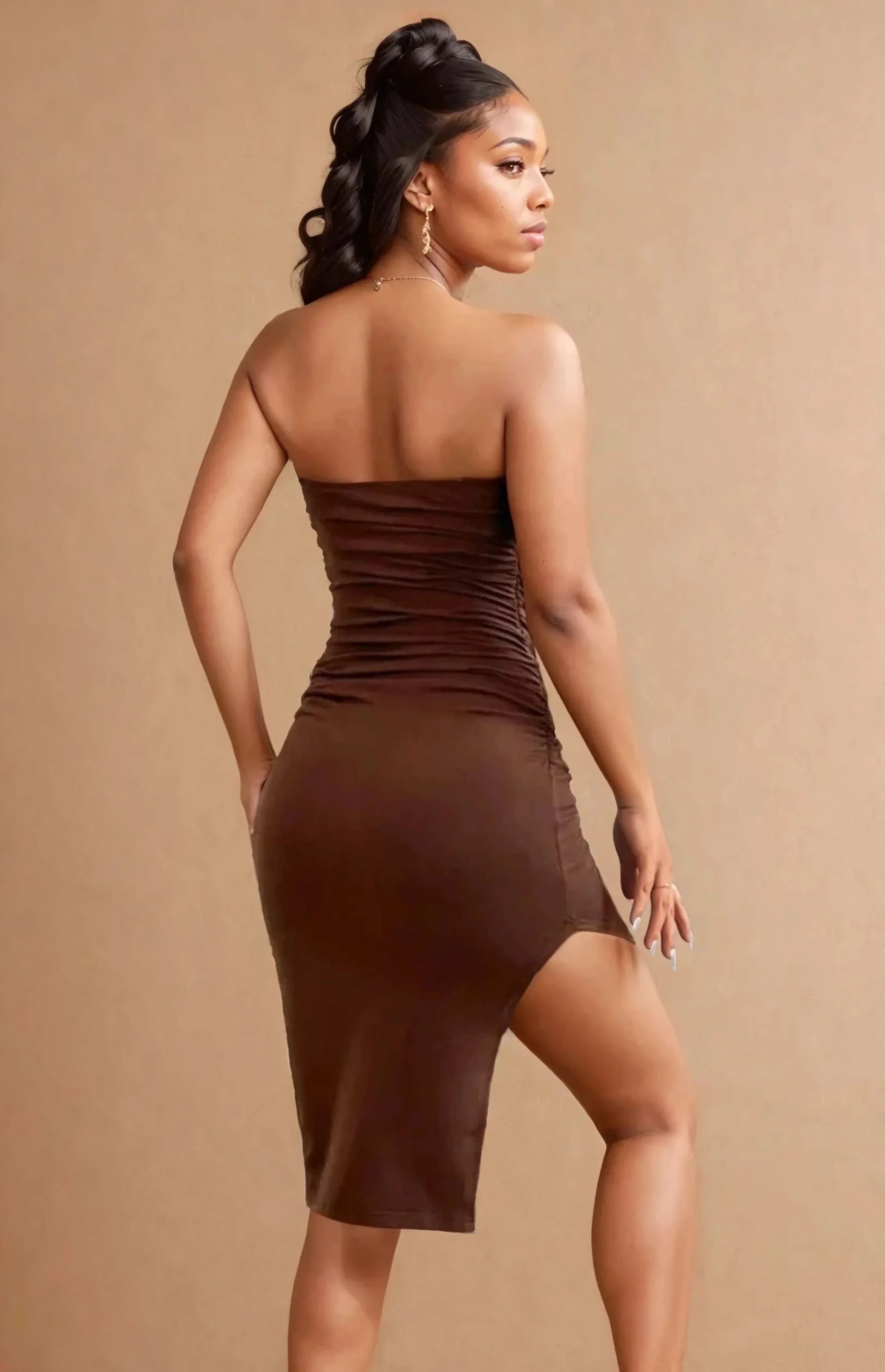 Femme portant une robe moulante marron sans bretelles, mode 974 Réunion tendance.