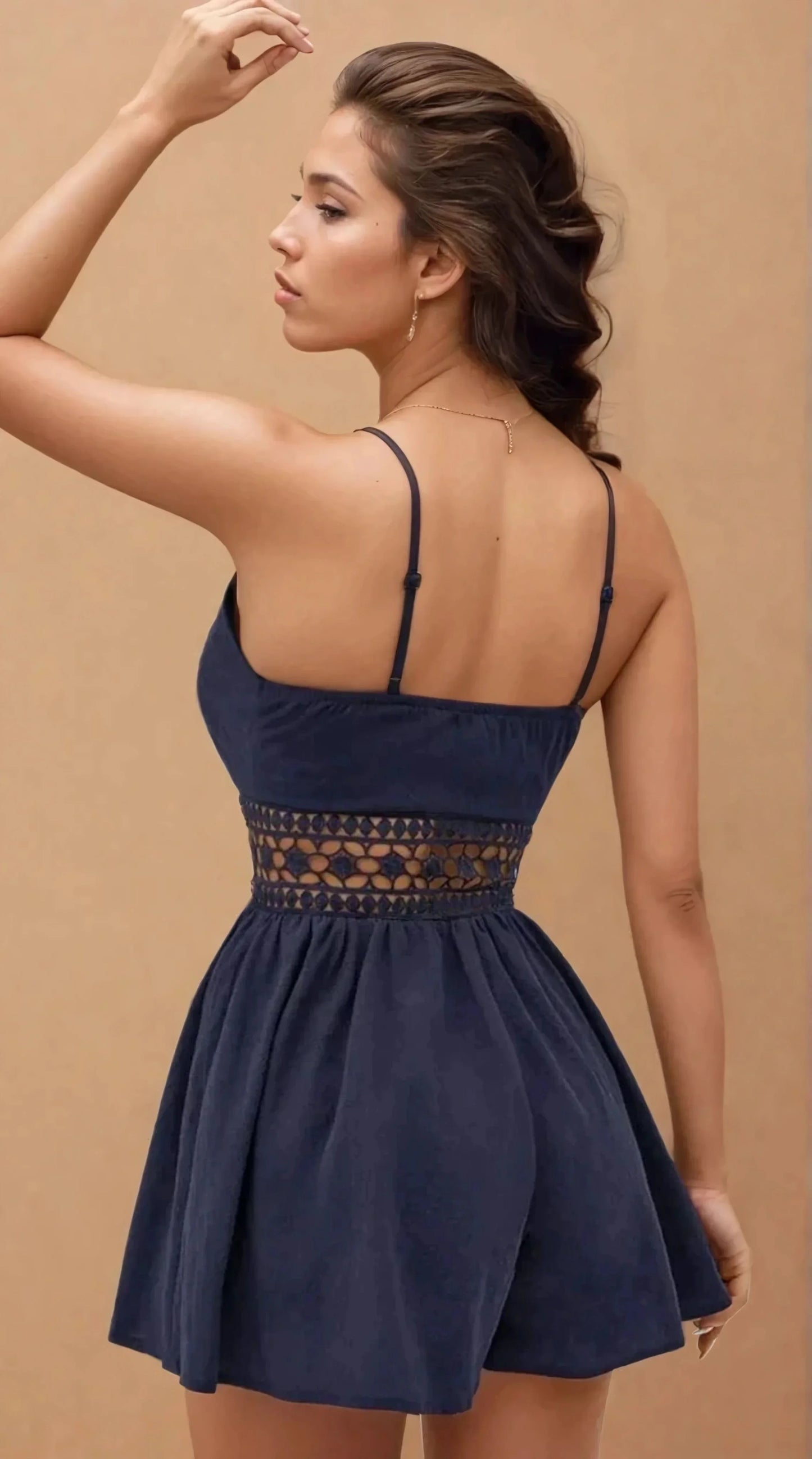 Femme portant une robe bleue à bretelles, détails en dentelle, mode été 974 Réunion