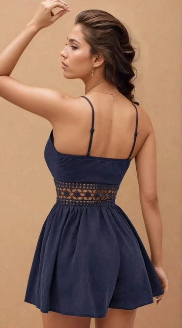 Femme portant une robe bleue à bretelles, détails en dentelle, mode été 974 Réunion