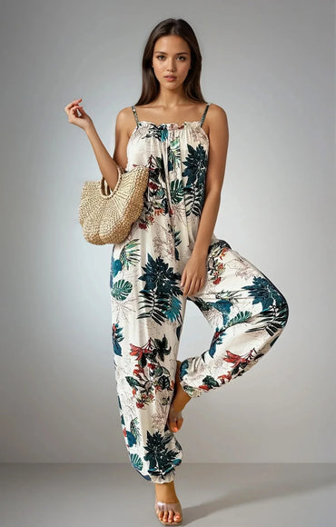 Femme portant une combinaison tropicale à bretelles, sac en raphia, style 974 Réunion