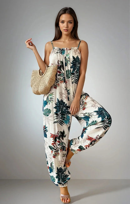 Femme portant une combinaison tropicale à bretelles, sac en raphia, style 974 Réunion