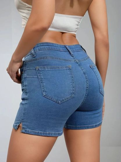 Femme portant un short en jean bleu taille haute, mode été 974 Réunion