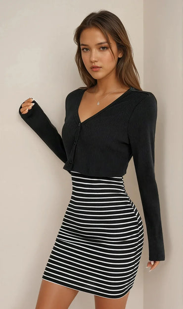 Femme portant une robe rayée noire et blanche manches longues, mode 974 Reunion