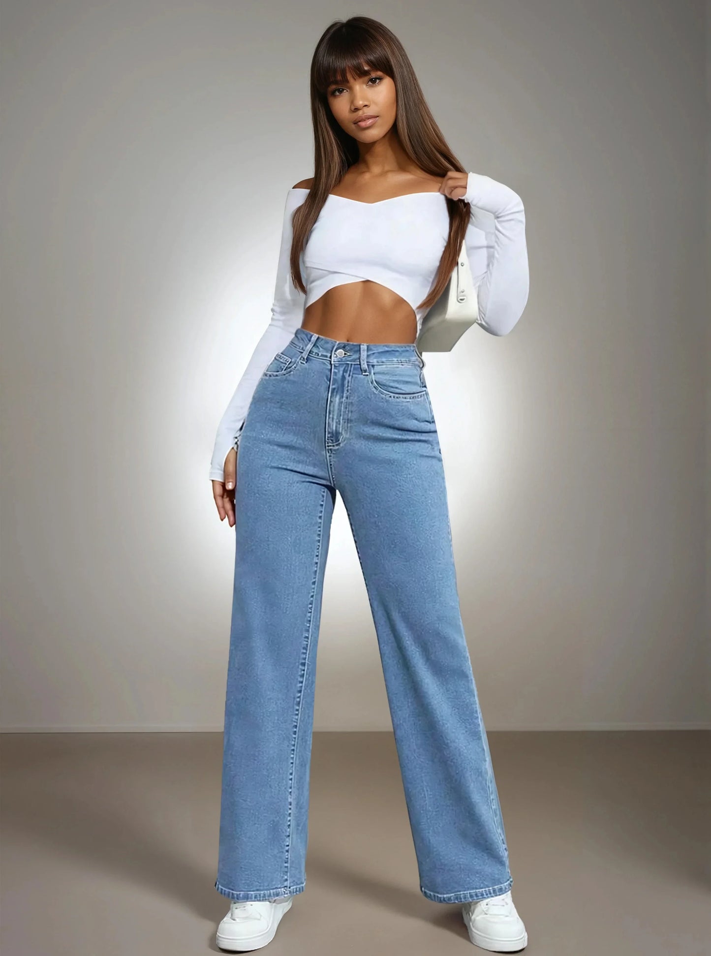 Femme portant un crop top blanc et un jean large bleu tendance 974 Reunion