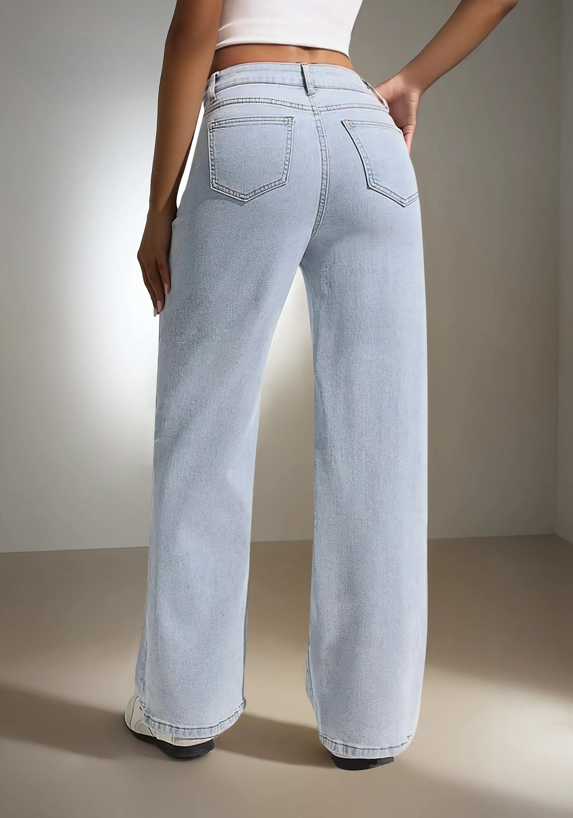 Jean femme taille haute bleu clair 974 Réunion, coupe large, vu de dos, tendance mode