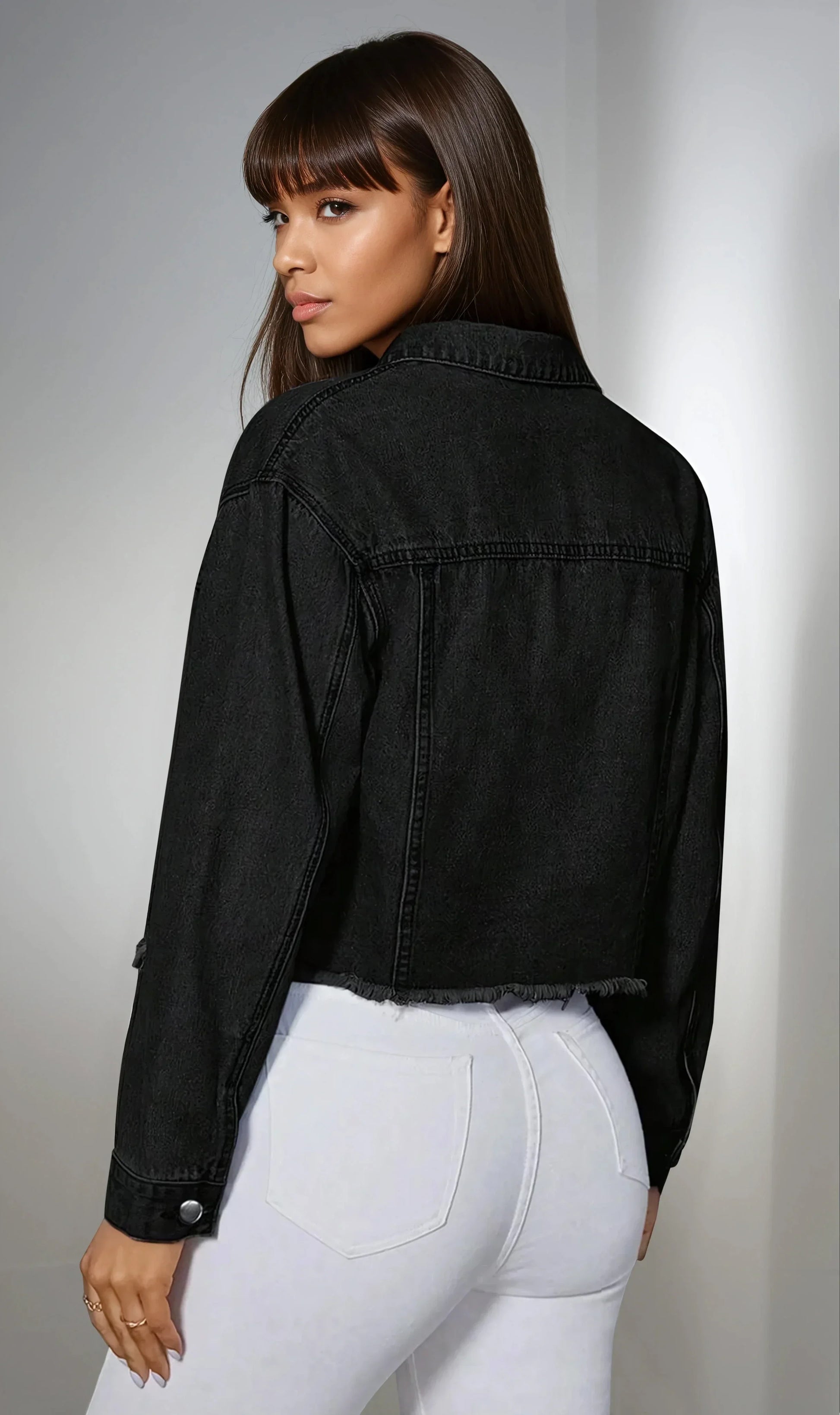 Femme portant une veste en jean noir tendance et un pantalon blanc, mode 974 Réunion
