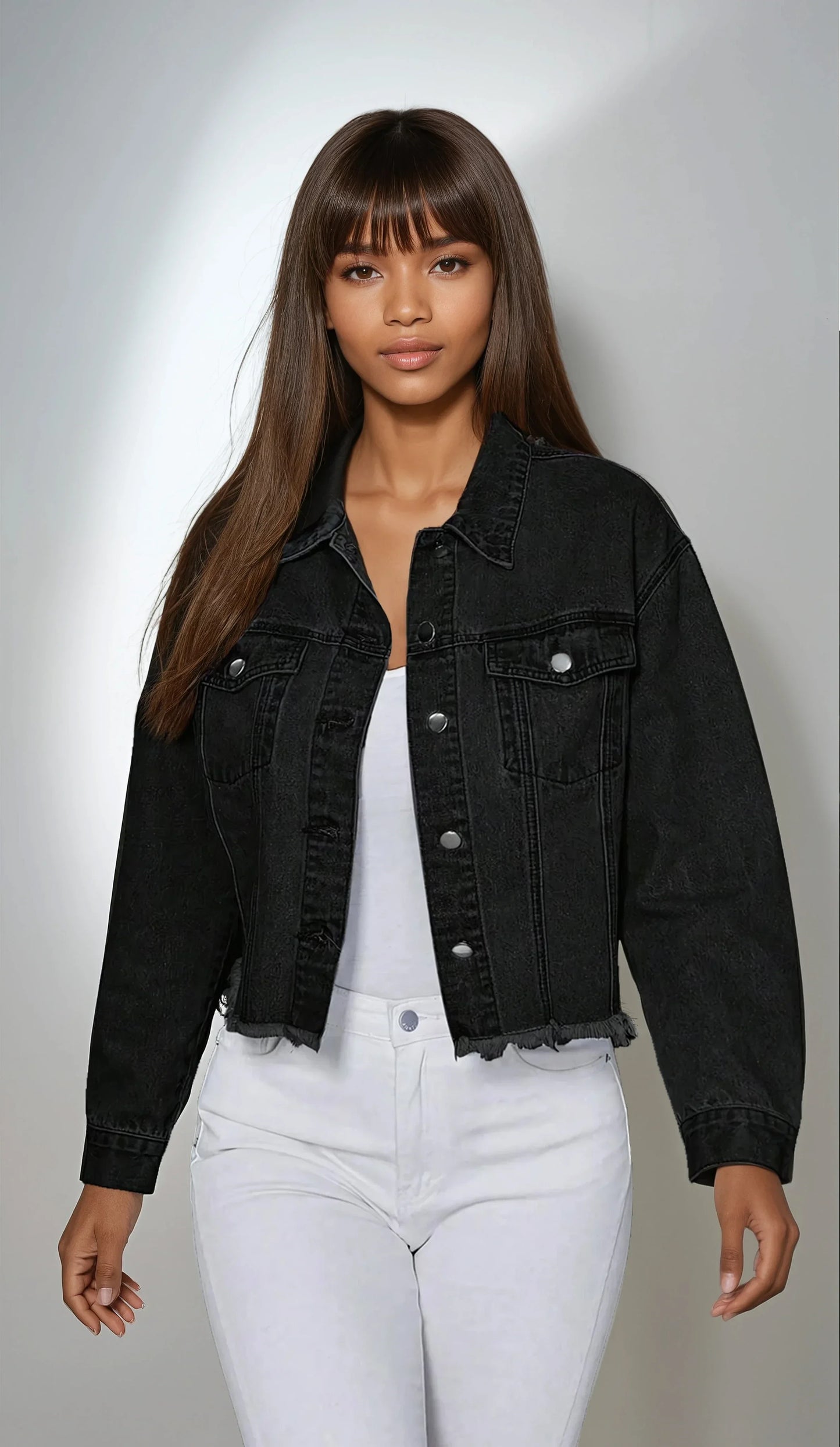 Femme portant une veste en jean noir tendance, mode 974 Réunion, fond neutre