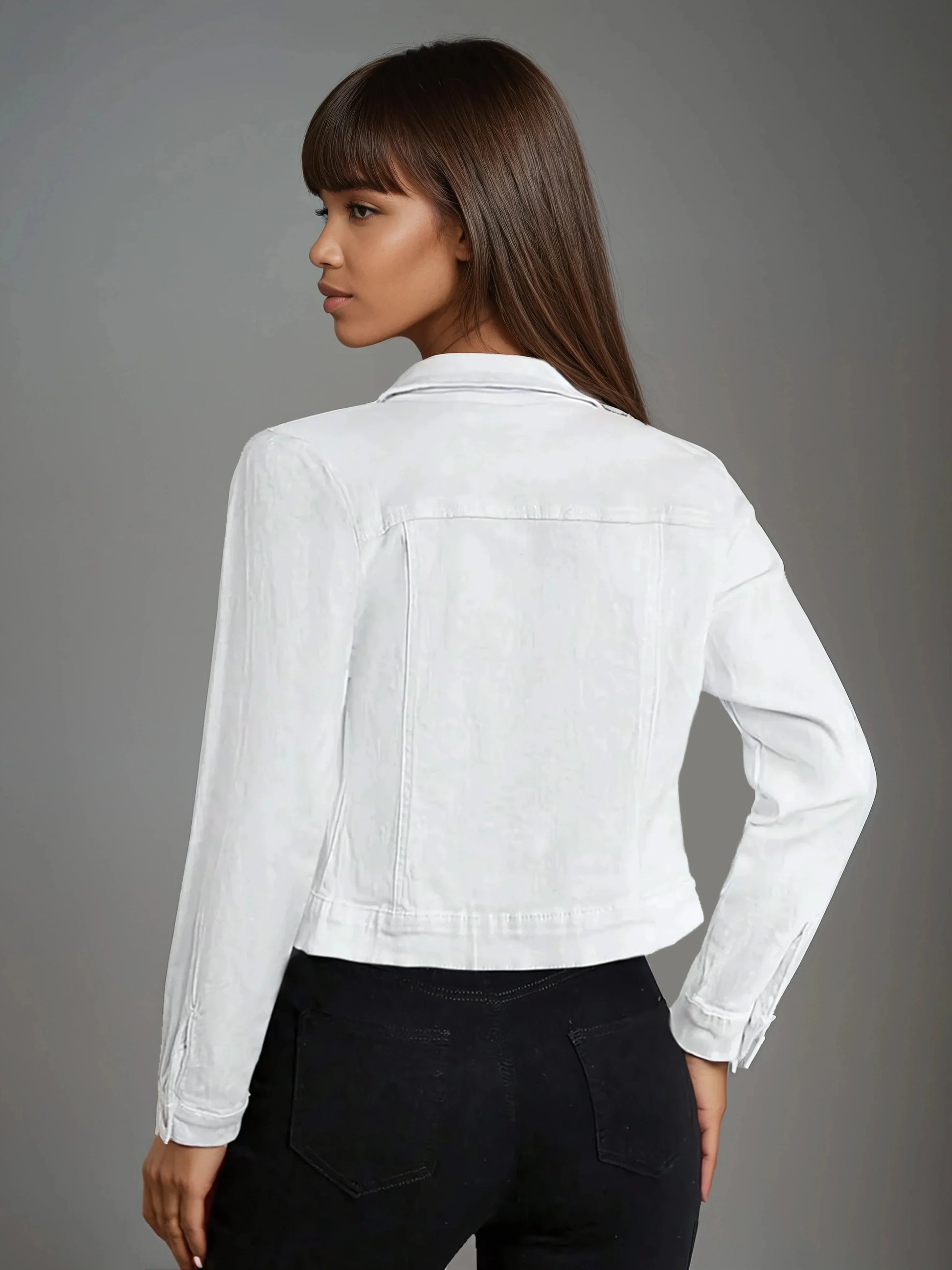 Femme de dos portant une veste blanche et un jean noir, mode 974 Réunion