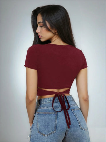 Jeune femme de dos portant un crop top bordeaux à nouer et un jean bleu, 974 Réunion.