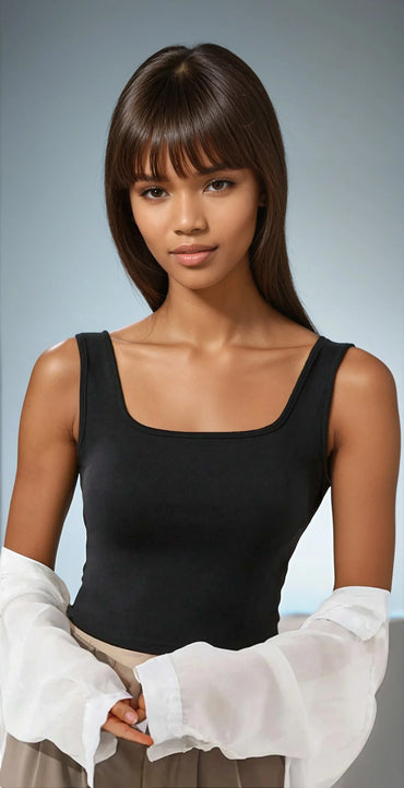 Jeune femme 974 Réunion en débardeur noir, manches longues blanches, look tendance.