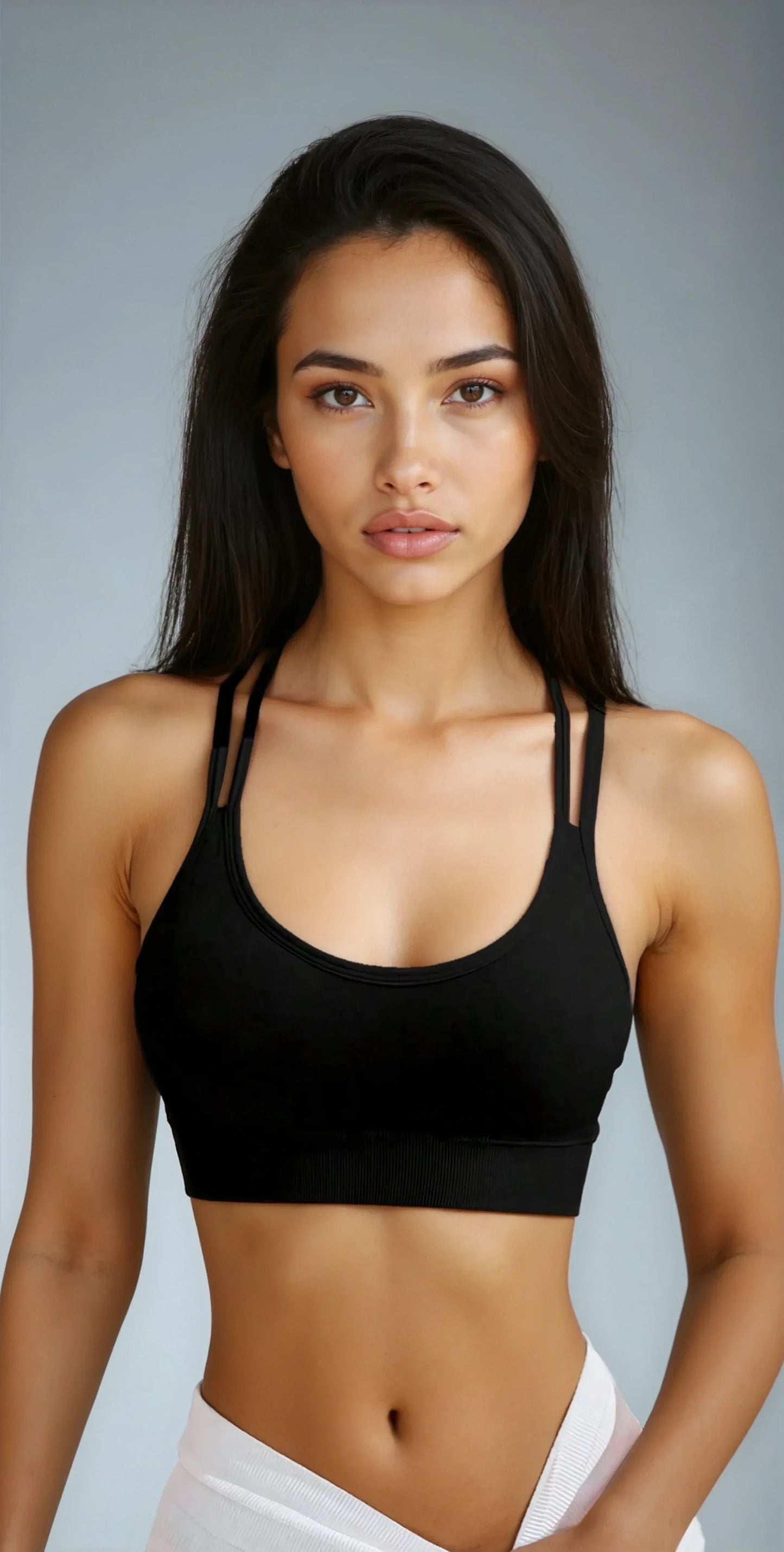 Femme portant brassière noire tendance, mode 974 reunion, vêtements femme fitness