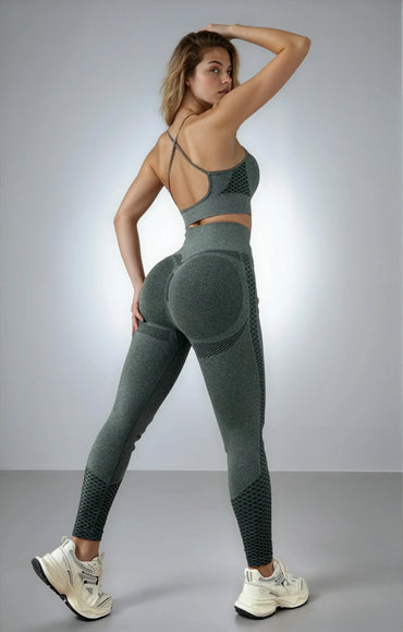 Femme en ensemble sport tendance gris, leggings taille haute et brassière, 974 Réunion