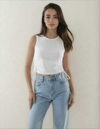 Femme portant un débardeur blanc et jean bleu tendance, style casual 974 Réunion
