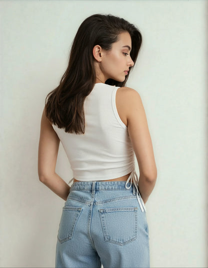 Femme de dos portant un débardeur blanc et un jean bleu tendance, 974 Reunion
