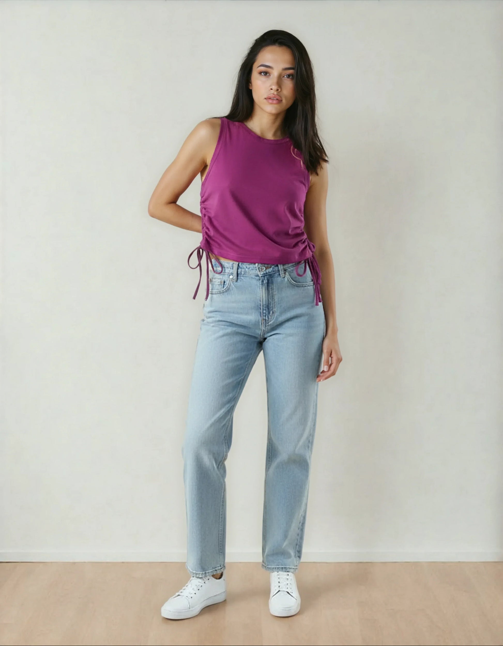 femme posant en débardeur violet, jean clair et baskets blanches, mode 974 Réunion