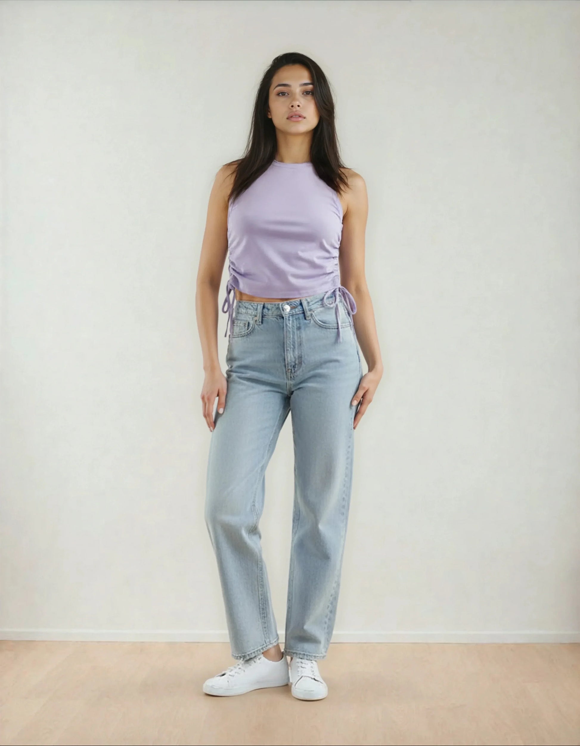 Femme portant un débardeur violet et un jean clair tendance, 974 Réunion, mode femme
