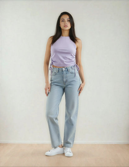 Femme portant un débardeur violet et un jean clair tendance, 974 Réunion, mode femme