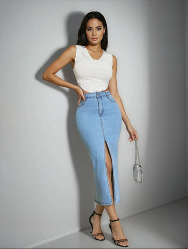 Femme élégante portant un top blanc et jupe longue en jean fendue, tendance 974 Réunion