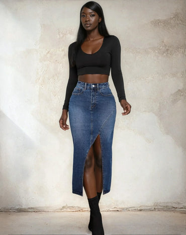 Femme portant une jupe longue fendue en jean et un crop top noir, mode 974 Réunion