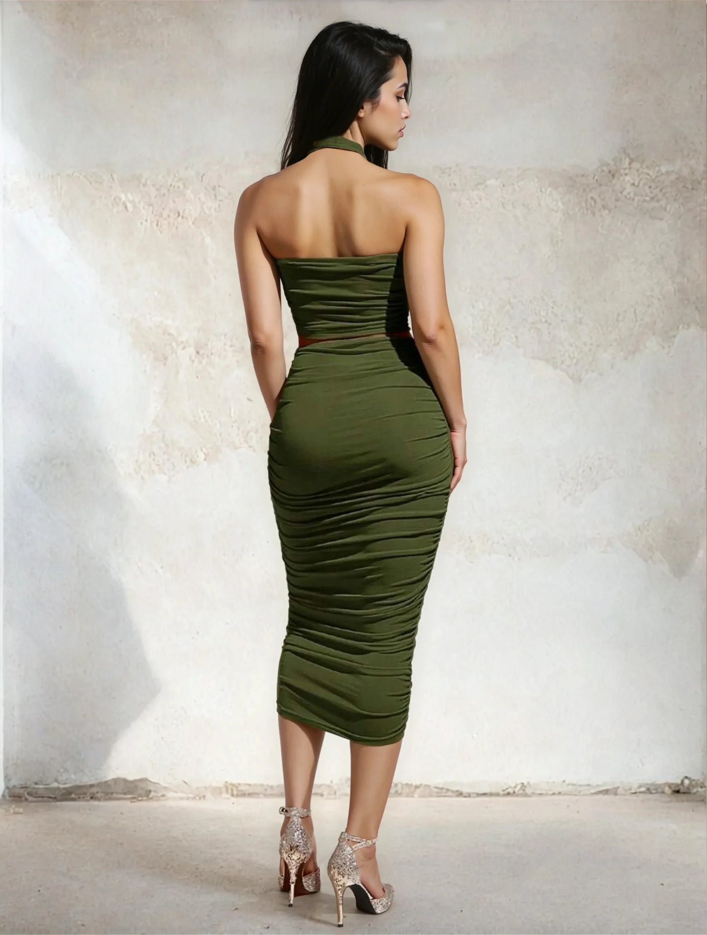 Femme en robe moulante verte élégante, dos nu, mode tendance 974 réunion