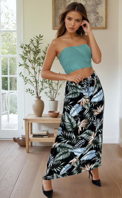 Femme portant un top turquoise et jupe longue feuille, mode tendance 974 Réunion, intérieur lumineux